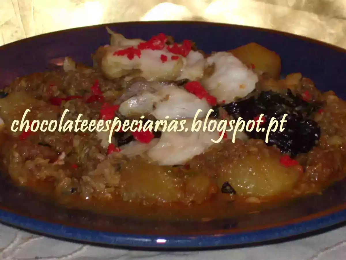 CALDEIRADA DE PEIXE ESPADA PRETO COM OVAS DE CARANGUEJO