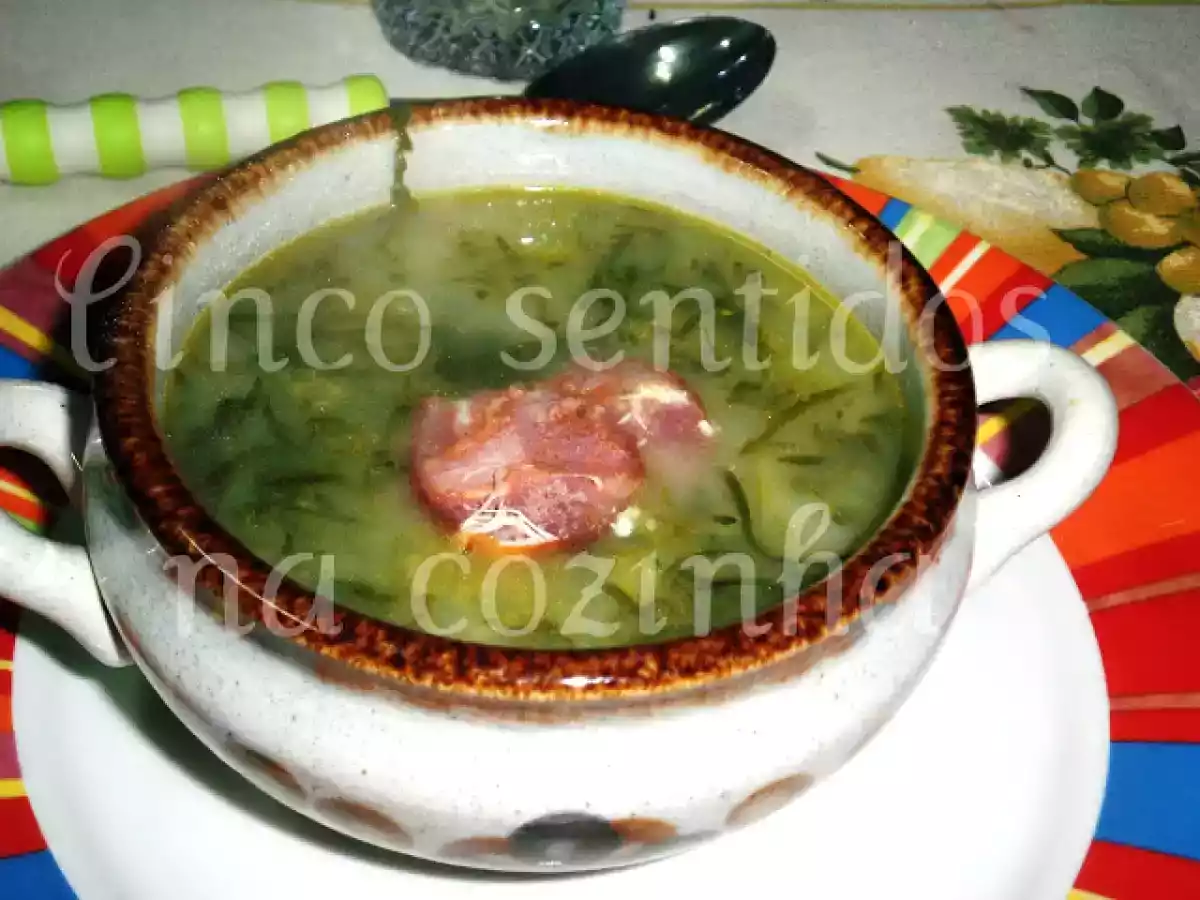 Caldo verde e bruschetta de pesto com queijo numa noite chuvosa...