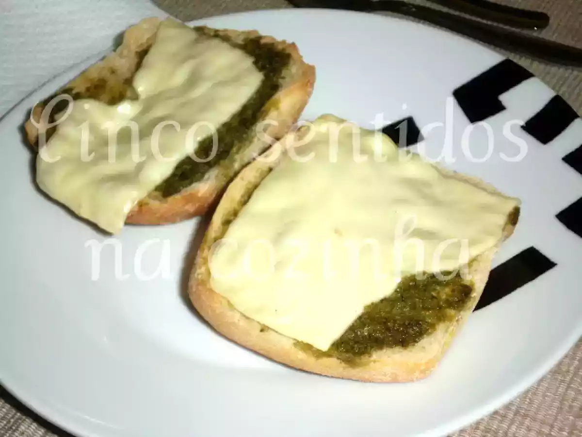 Caldo verde e bruschetta de pesto com queijo numa noite chuvosa... - foto 6