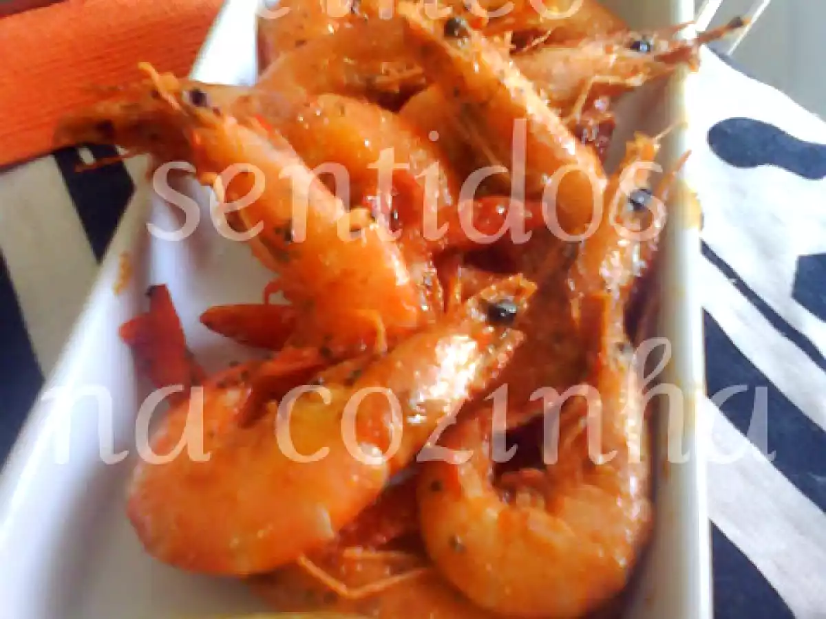 Camarão frito com tomate e alho