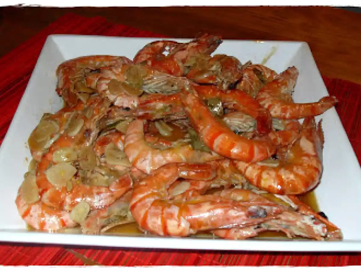 Camarões fritos... Muito Molho.. Muito Pão!