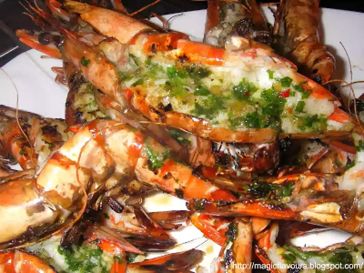 Camarões grelhados com molho picante