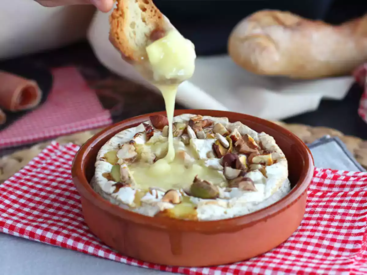 Camembert assado no forno com mel e nozes