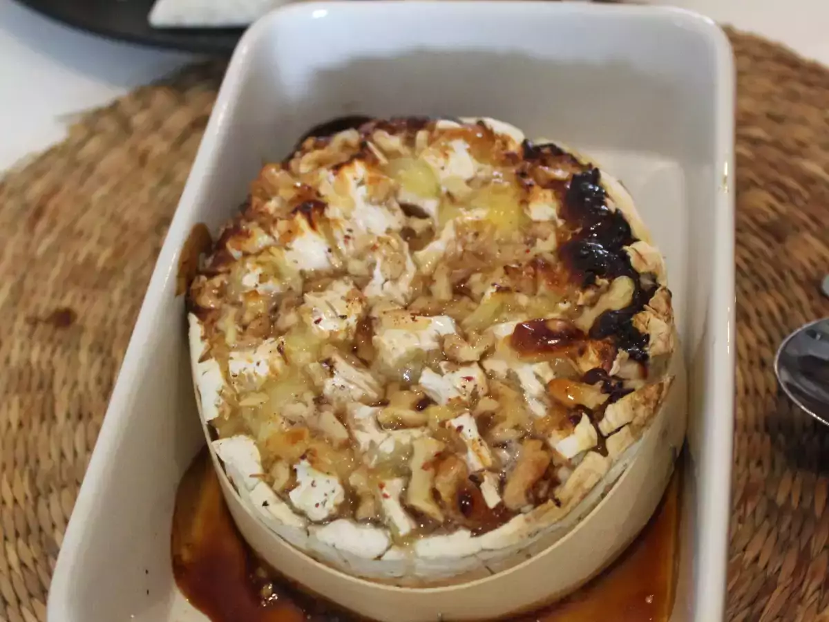 Camembert com nozes e mel