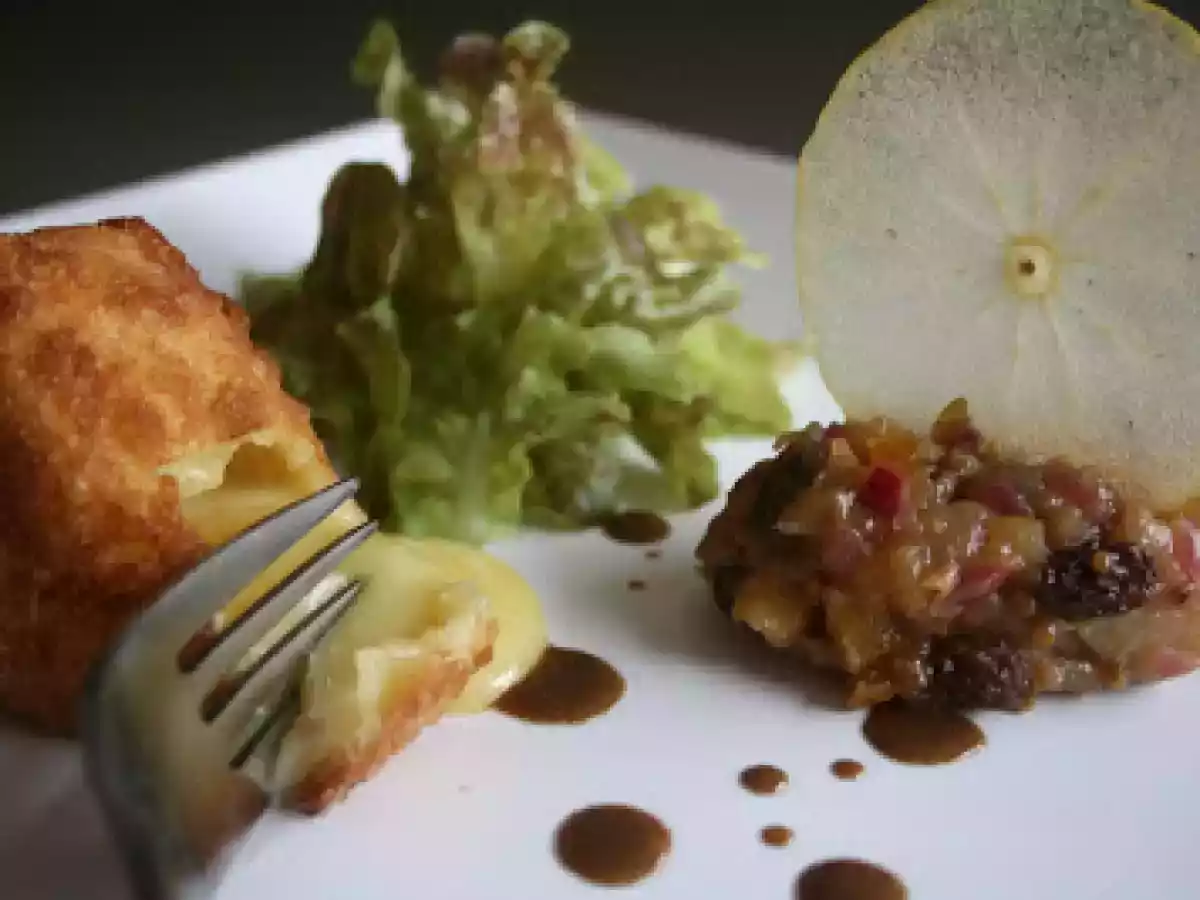Camembert frito, compota picante de maça verde e salada de folhas