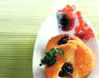 Camembert panado com molho de framboesa