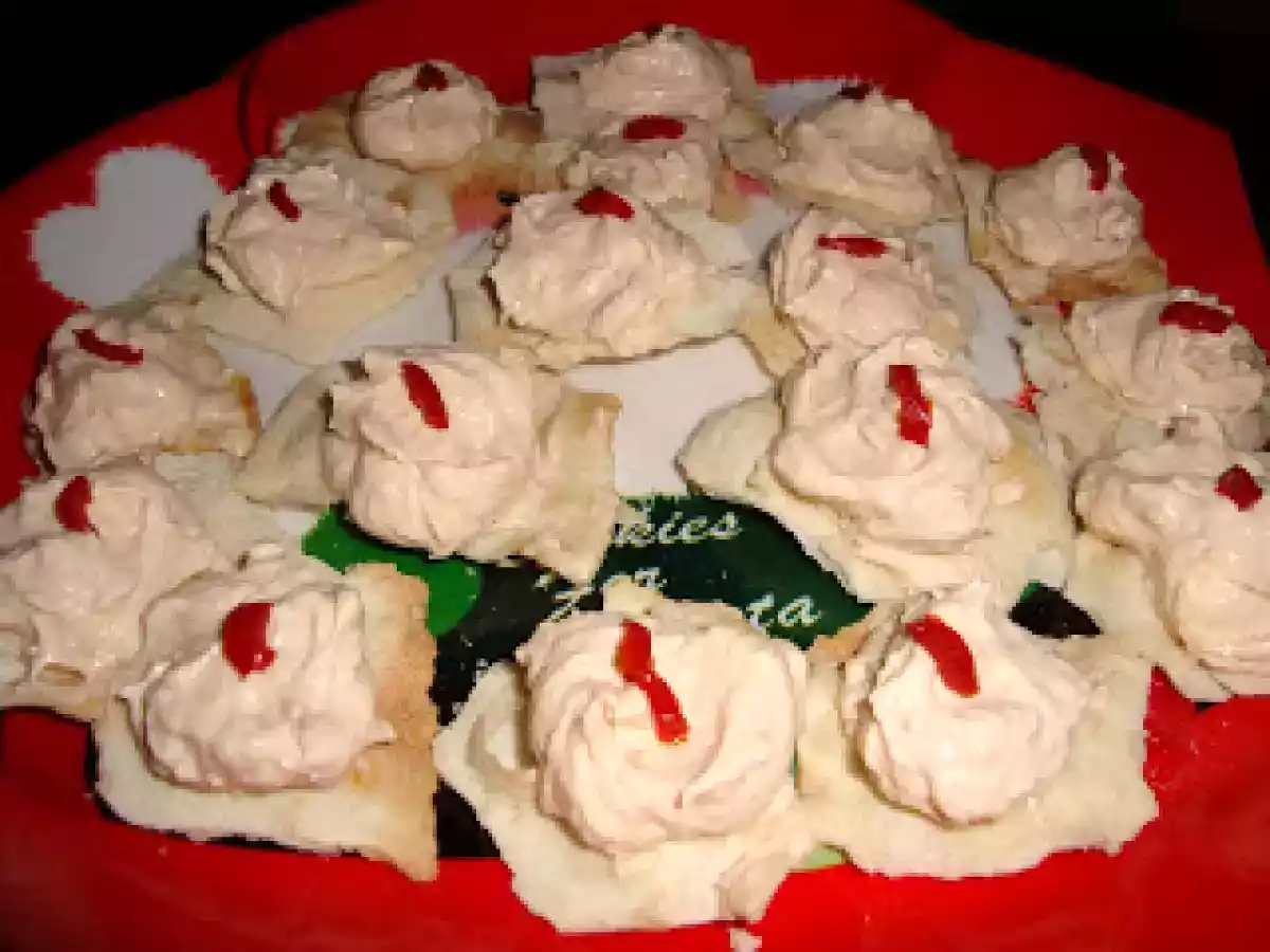 Canapé com pasta de salmão defumado e pimenta