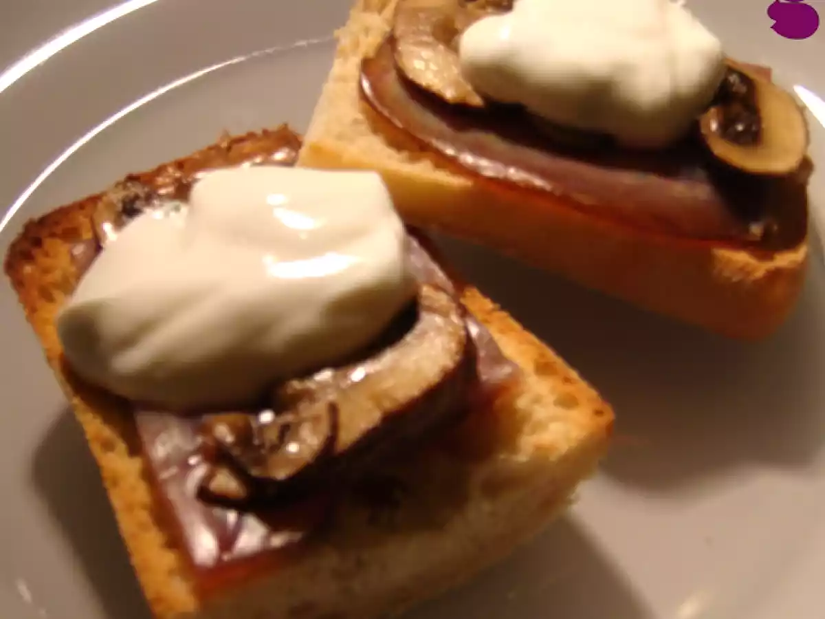 Canapés de atum fumado com cogumelos e iogurte Grego