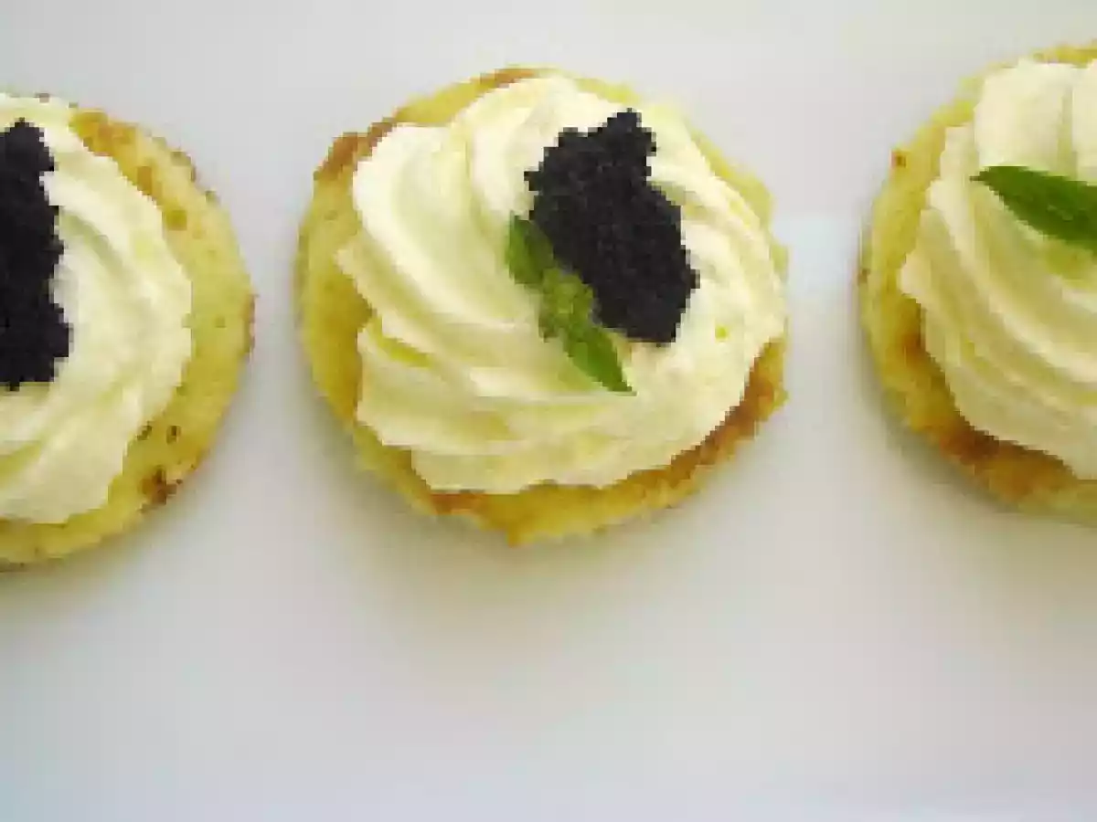 Canapés de blinis e caviar