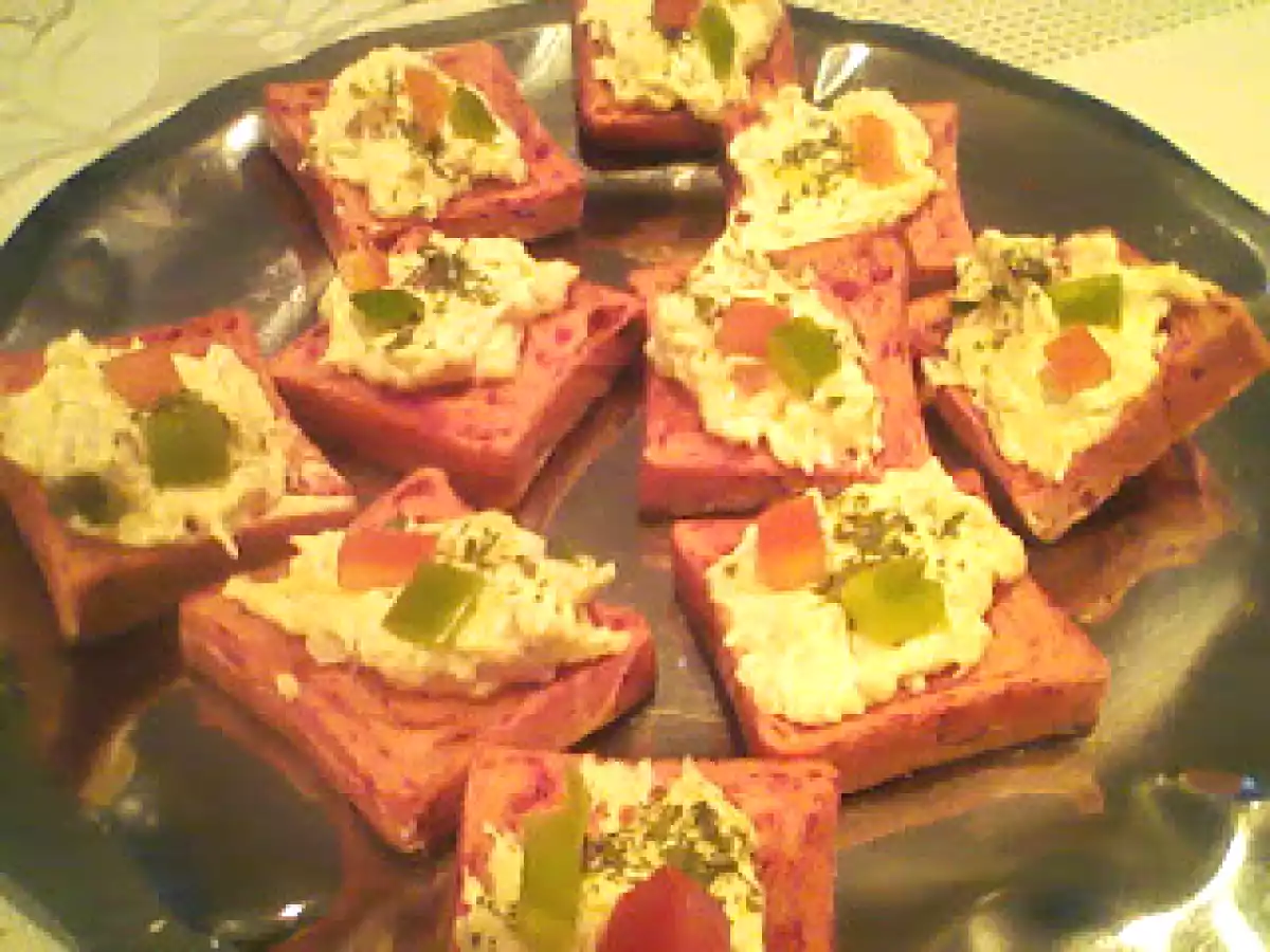 Canapés de Frango na Torrada de beterraba.