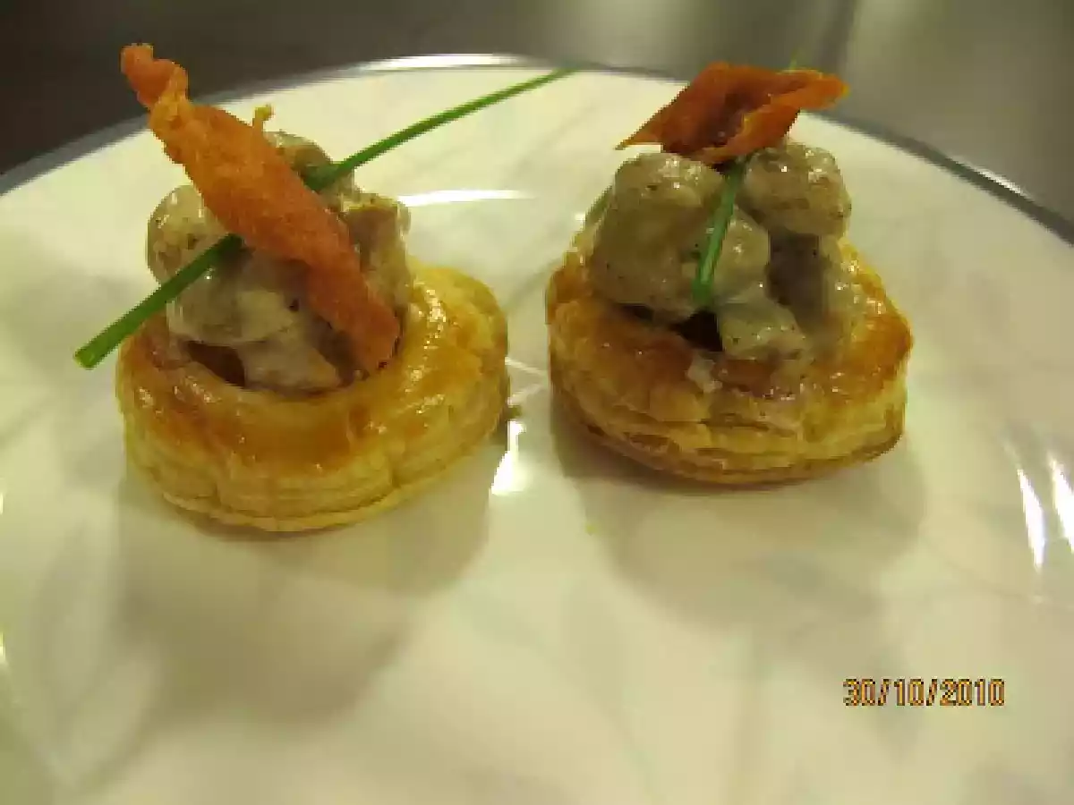 Canapés Folhados com Creme de Cogumelos e Crisp de Parma