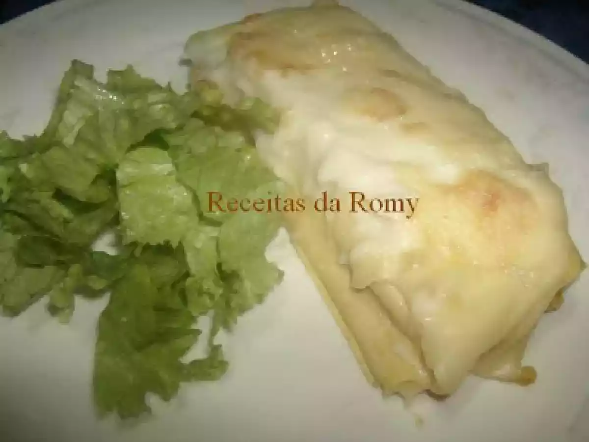 Canelones de salsicha e queijo com béchamel