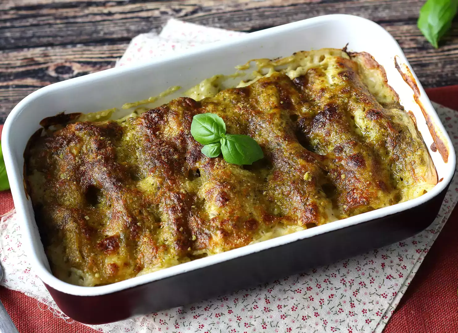 Caneloni recheado com bechamel e um toque de pesto: a receita fácil e saborosa