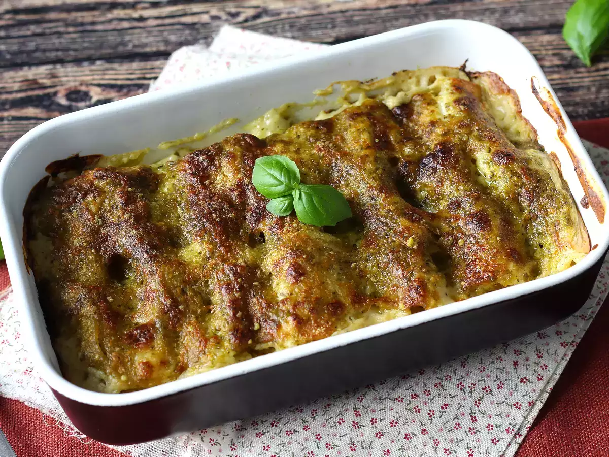 Caneloni recheado com bechamel e um toque de pesto: a receita fácil e saborosa