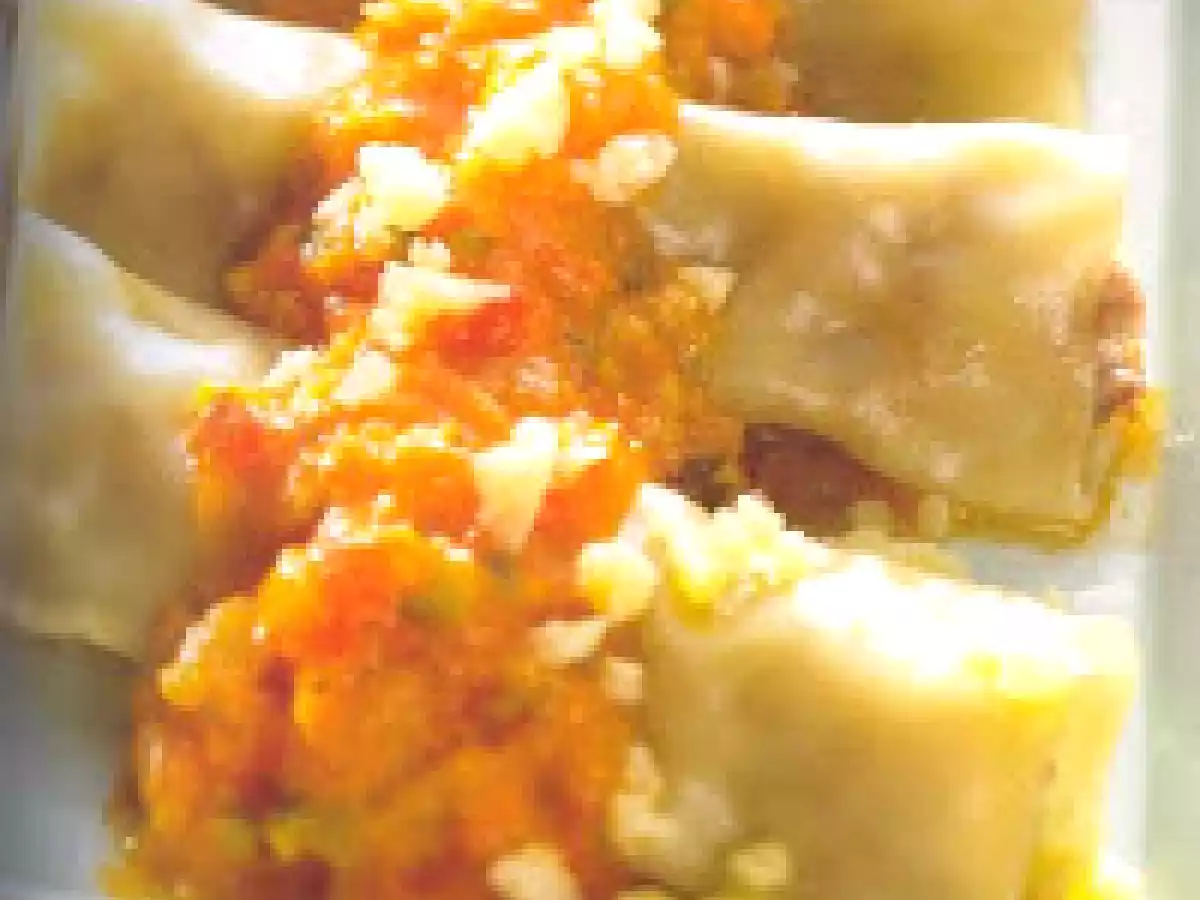 Cannelloni com carne picada e molho de vegetais