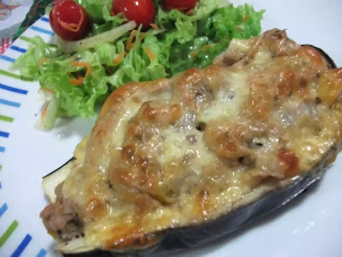 Canoas de beringela com atum