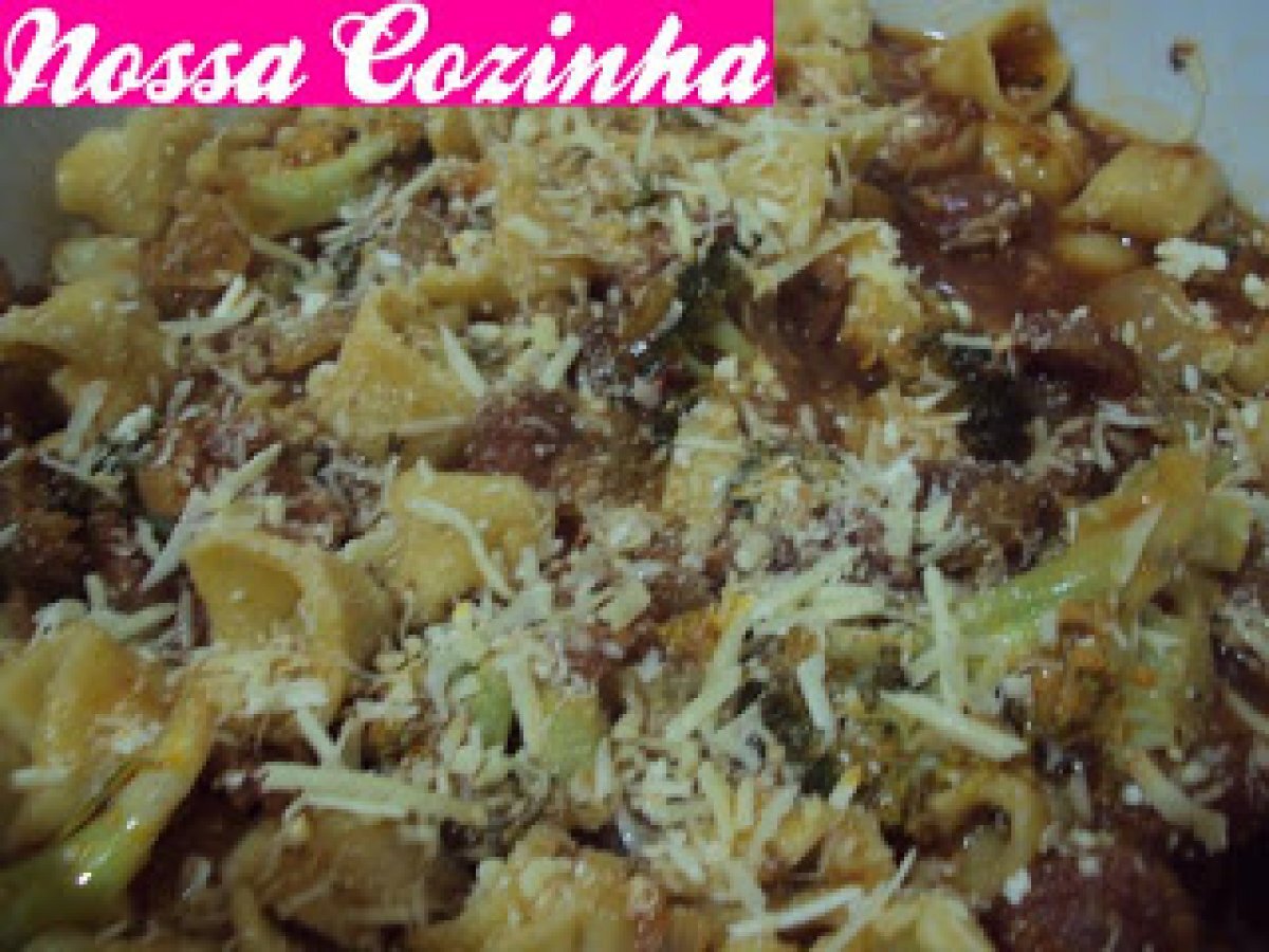 Capeletti com calabresa e brócolis