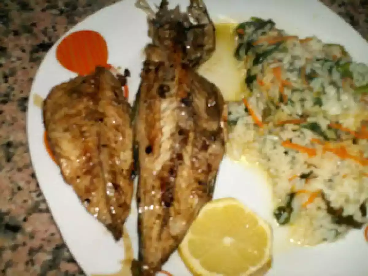 Carapau escalado com arroz de espinafres e cenoura