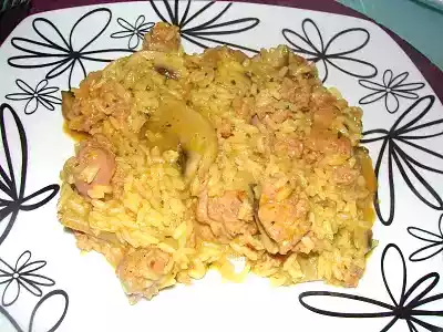 Caril de arroz e salsichas frescas