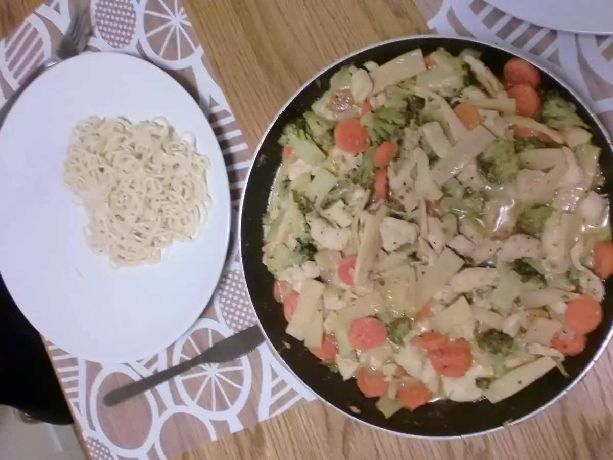 Caril de Legumes com Massa Chinesa