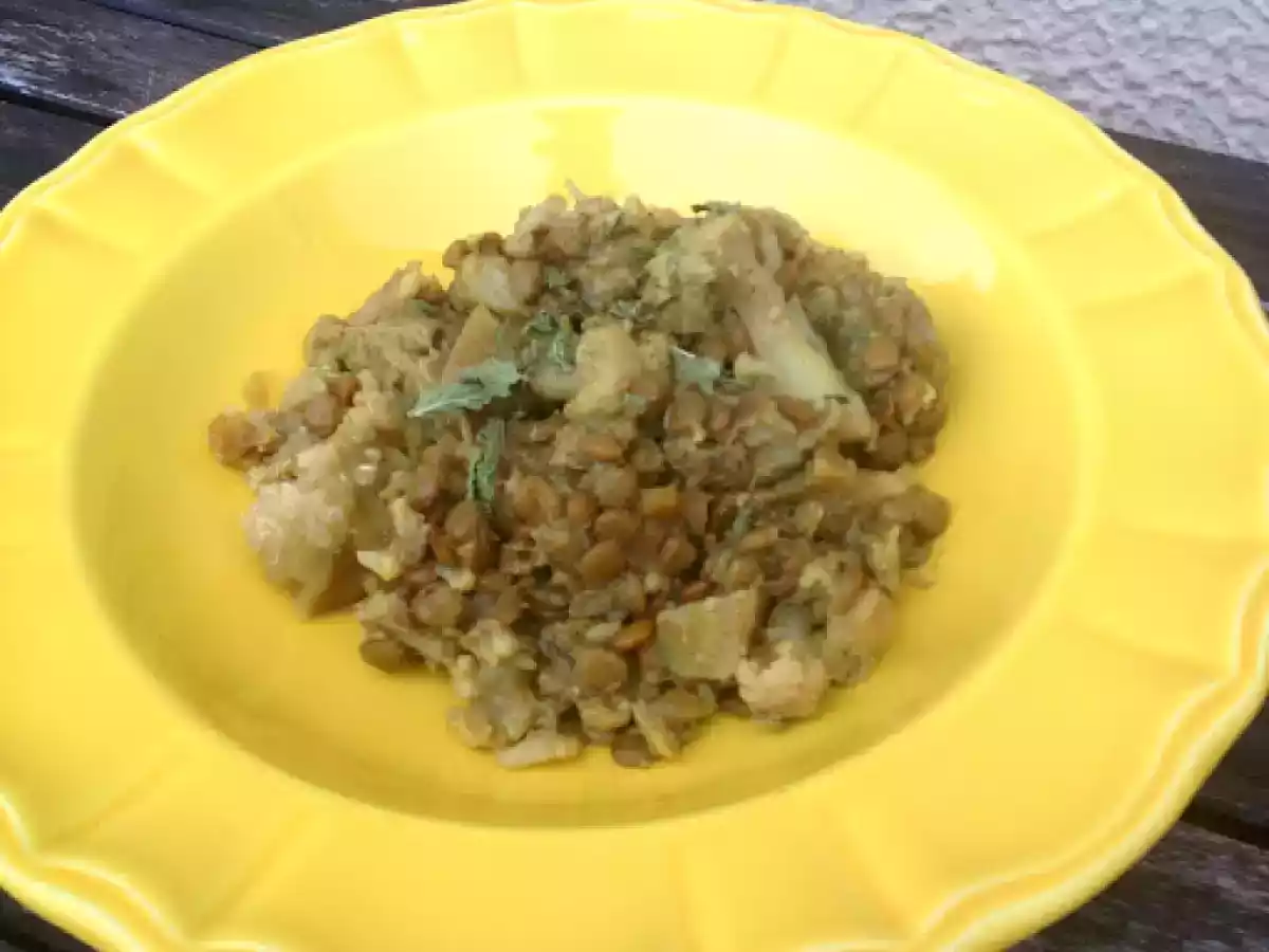 Caril vegetariano de lentilhas, batata doce e couve-flor.