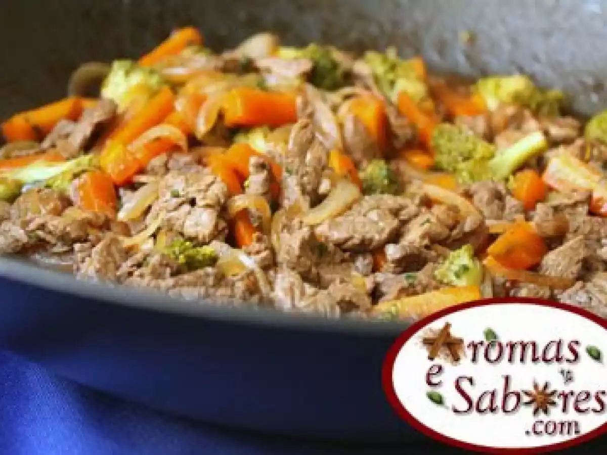 Carne com brócolis e cenoura