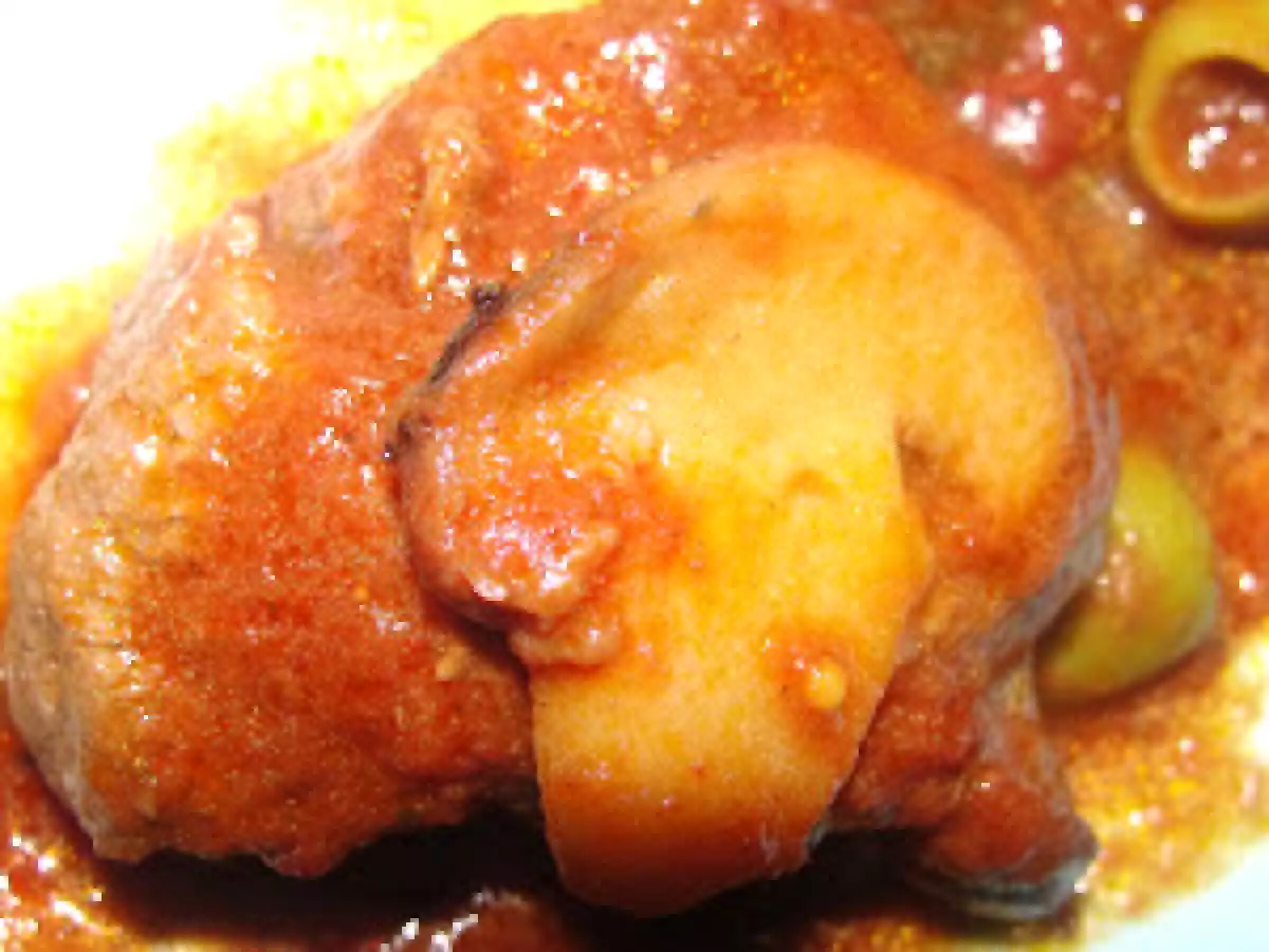Carne de panela ao molho de vinho tinto com champingon e azeitonas