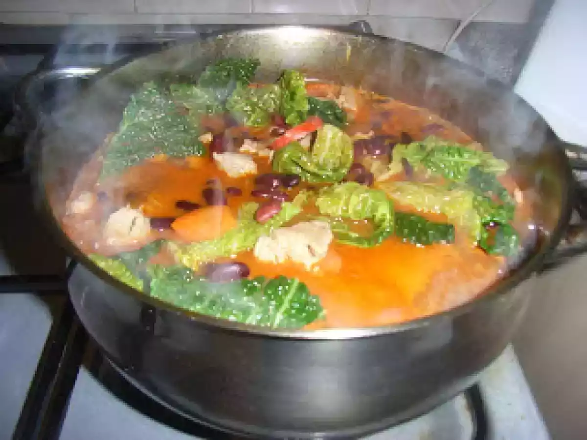 Carne de porco com feijão encarnado e repolho.