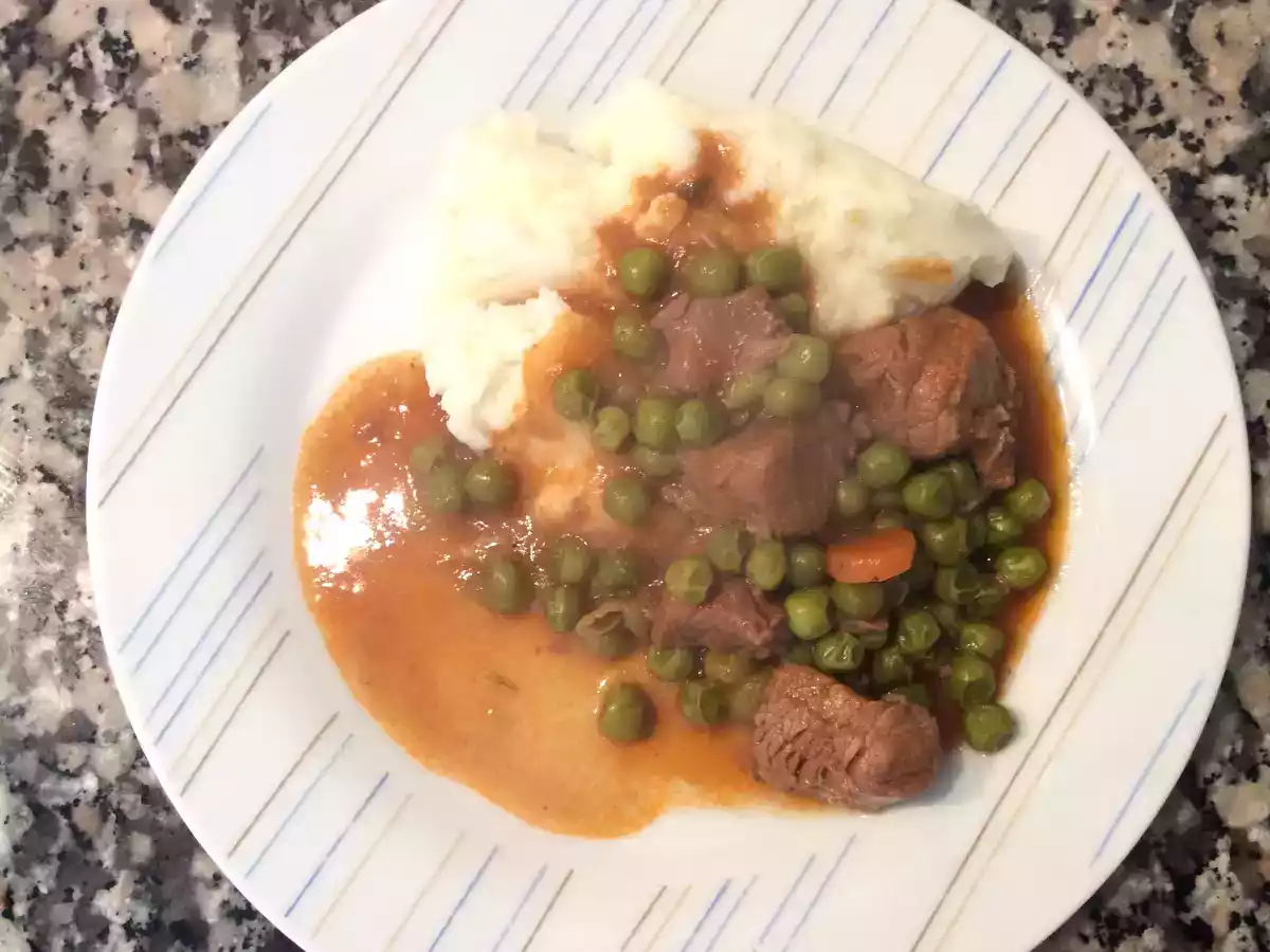 Carne de Vaca Estufada com Cenouras e Ervilhas - foto 2