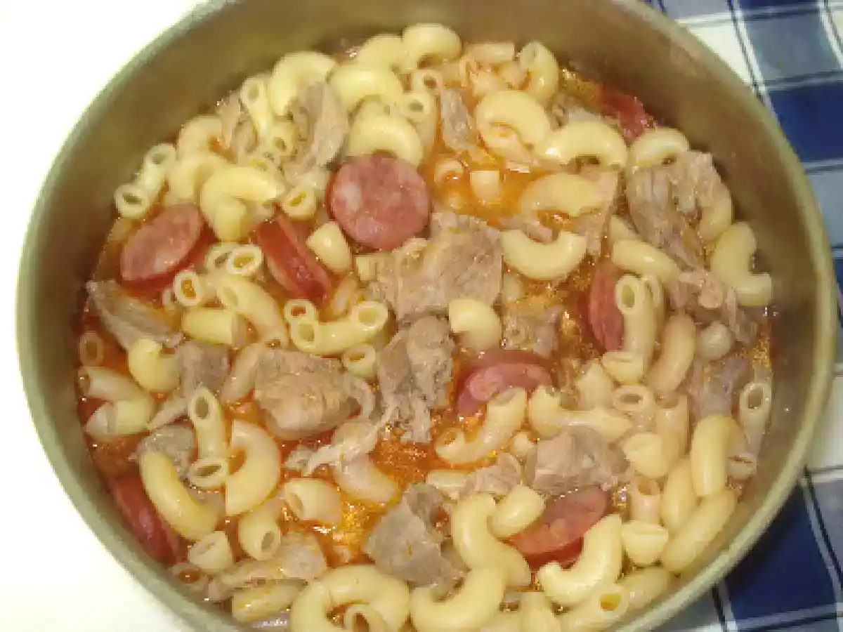 CARNE DE VACA GUIZADA COM MASSA E CHOURIÇO...
