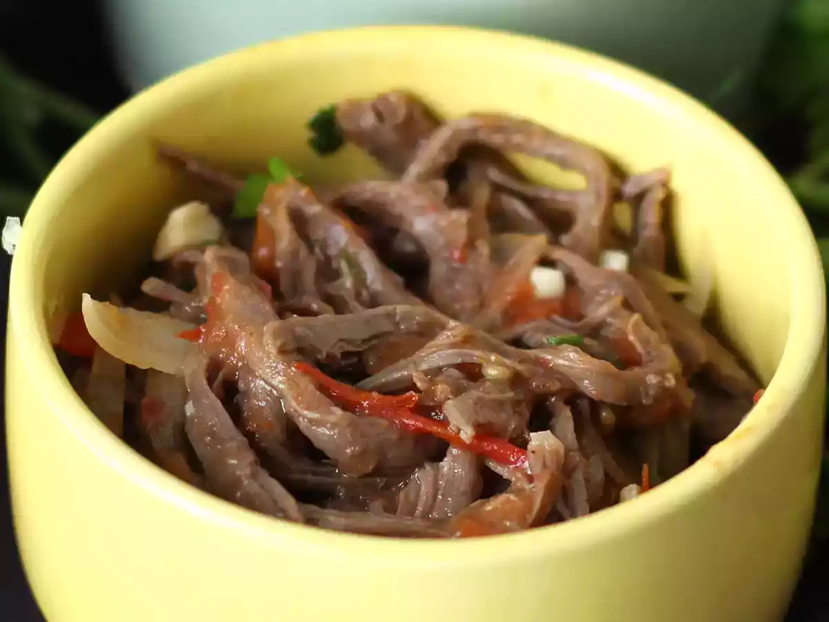 Carne desfiada com molho de tomate
