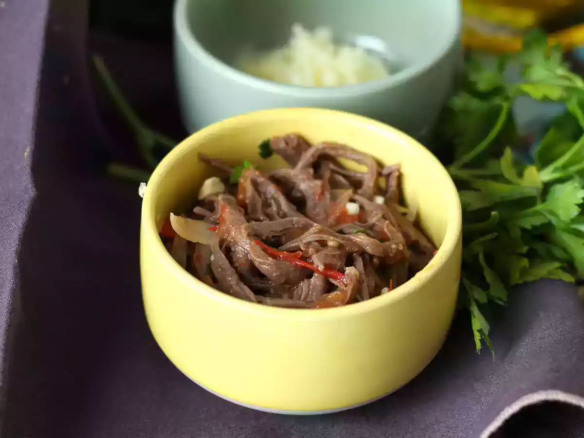 Carne desfiada com molho de tomate - foto 2