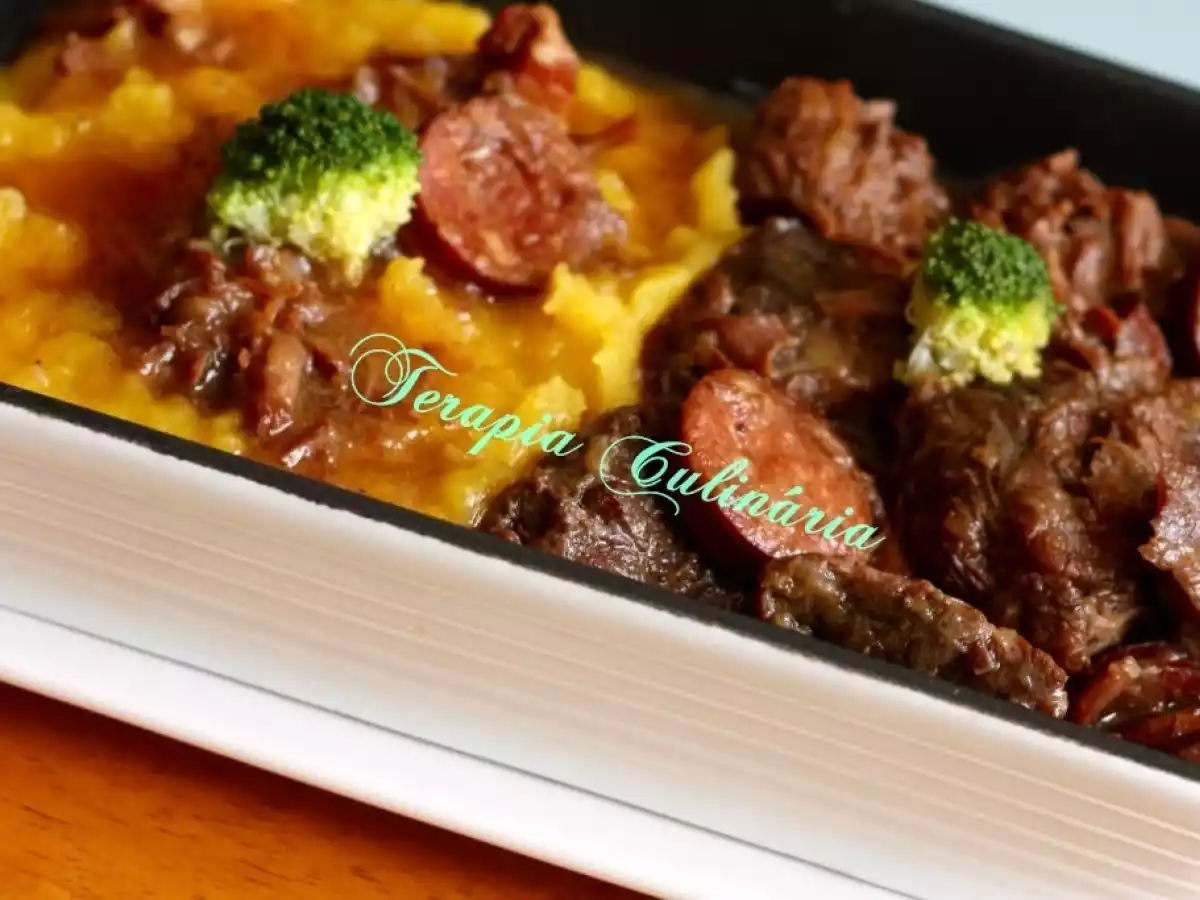 Carne ensopada, com purê de batata baroa