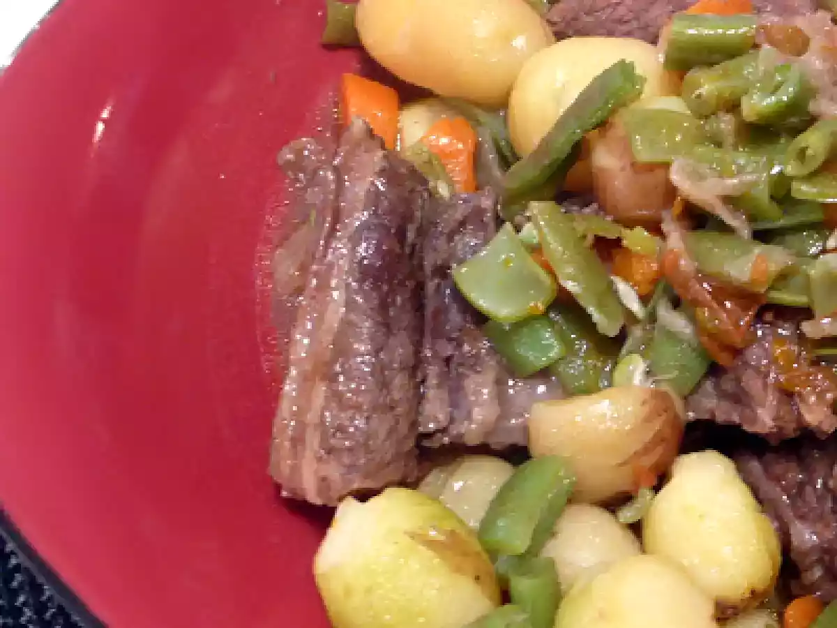 Carne estufada com feijão verde e batatinha a vapor