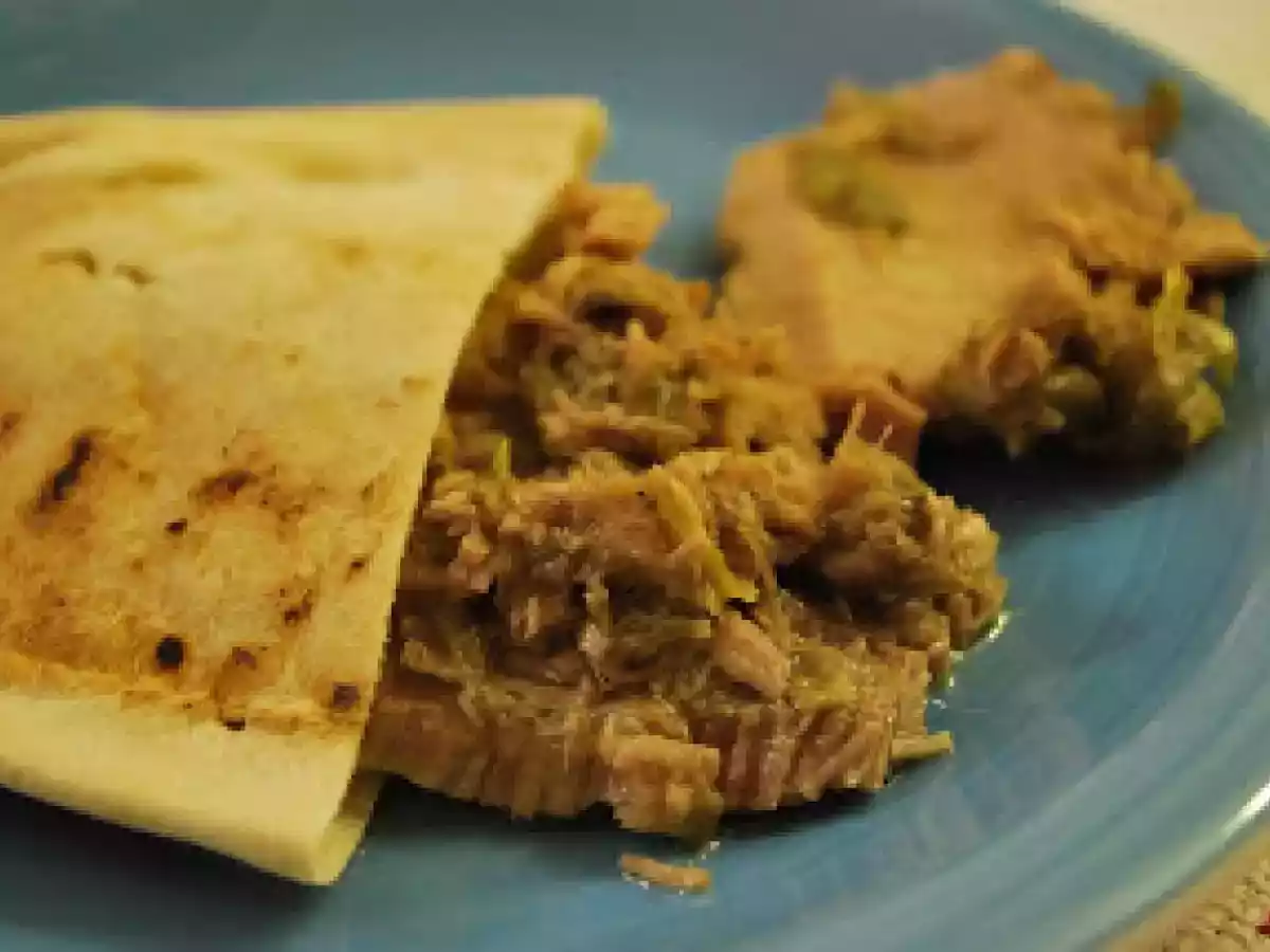 Carne fria com molho de anchovas e alcaparras