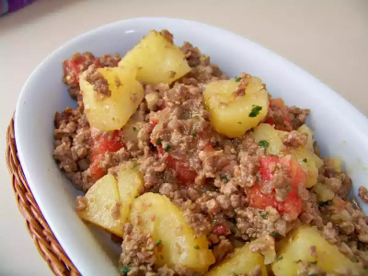 Carne moída com batatas