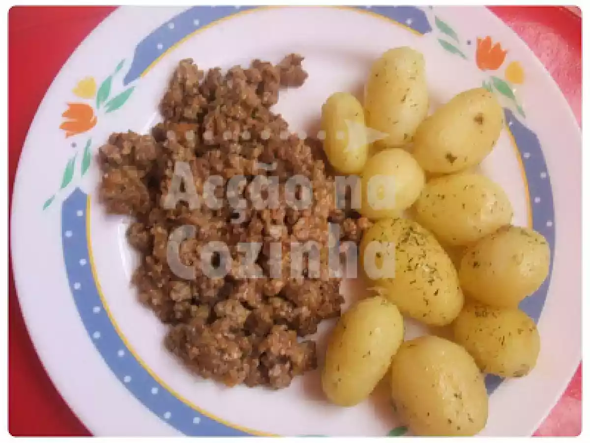 Carne Moida salteada com batata no forno