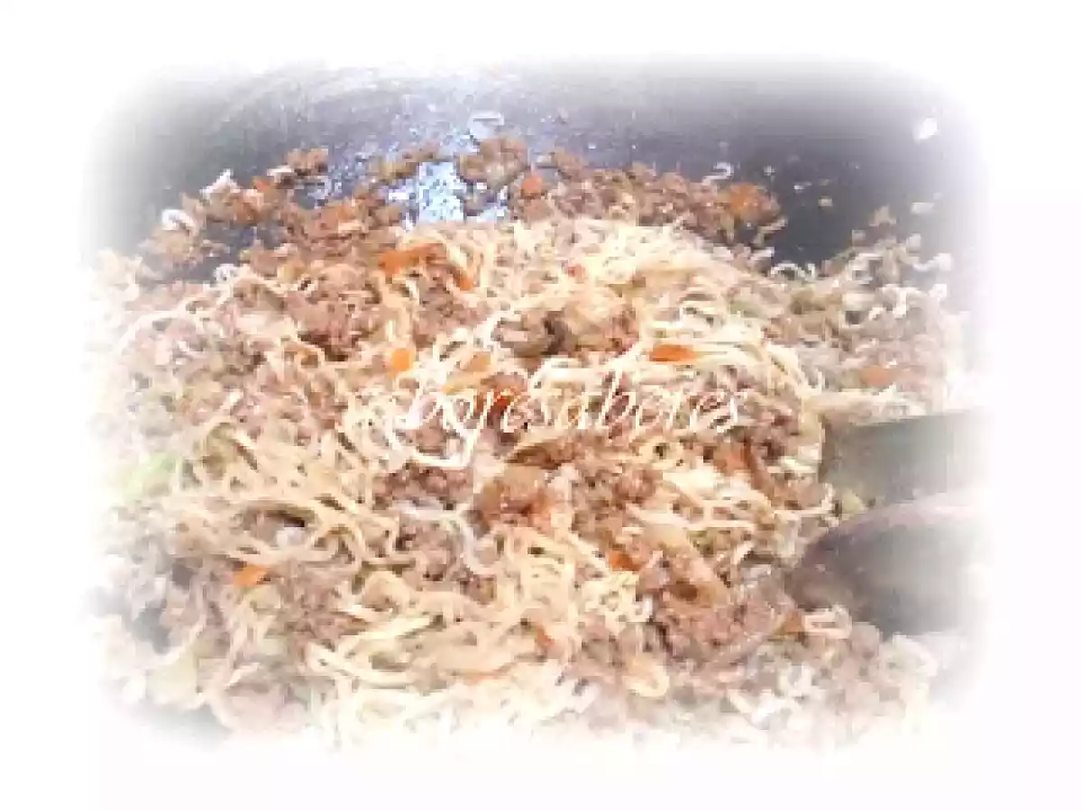 Carne picada com vegetais e massa - Wok