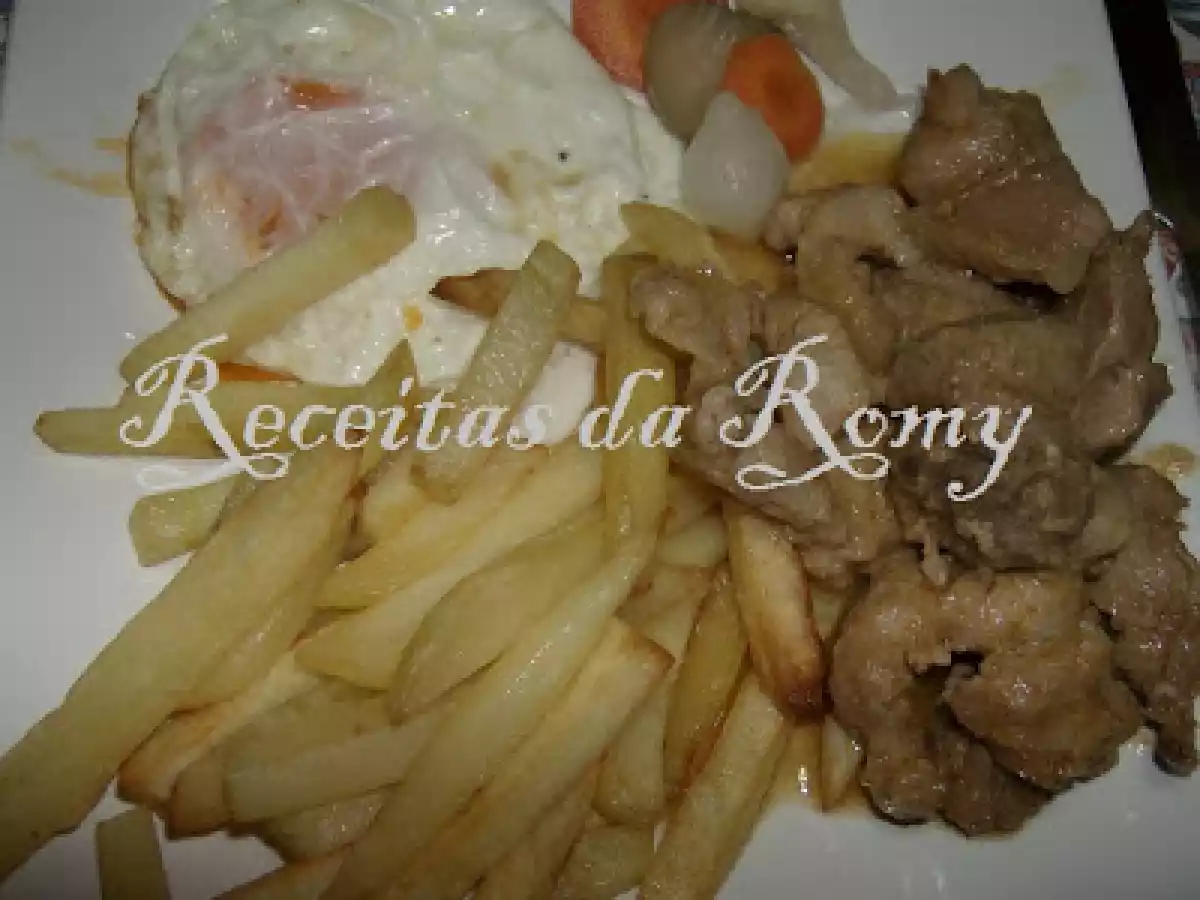 Carne salteada na frigideira com batata frita no forno
