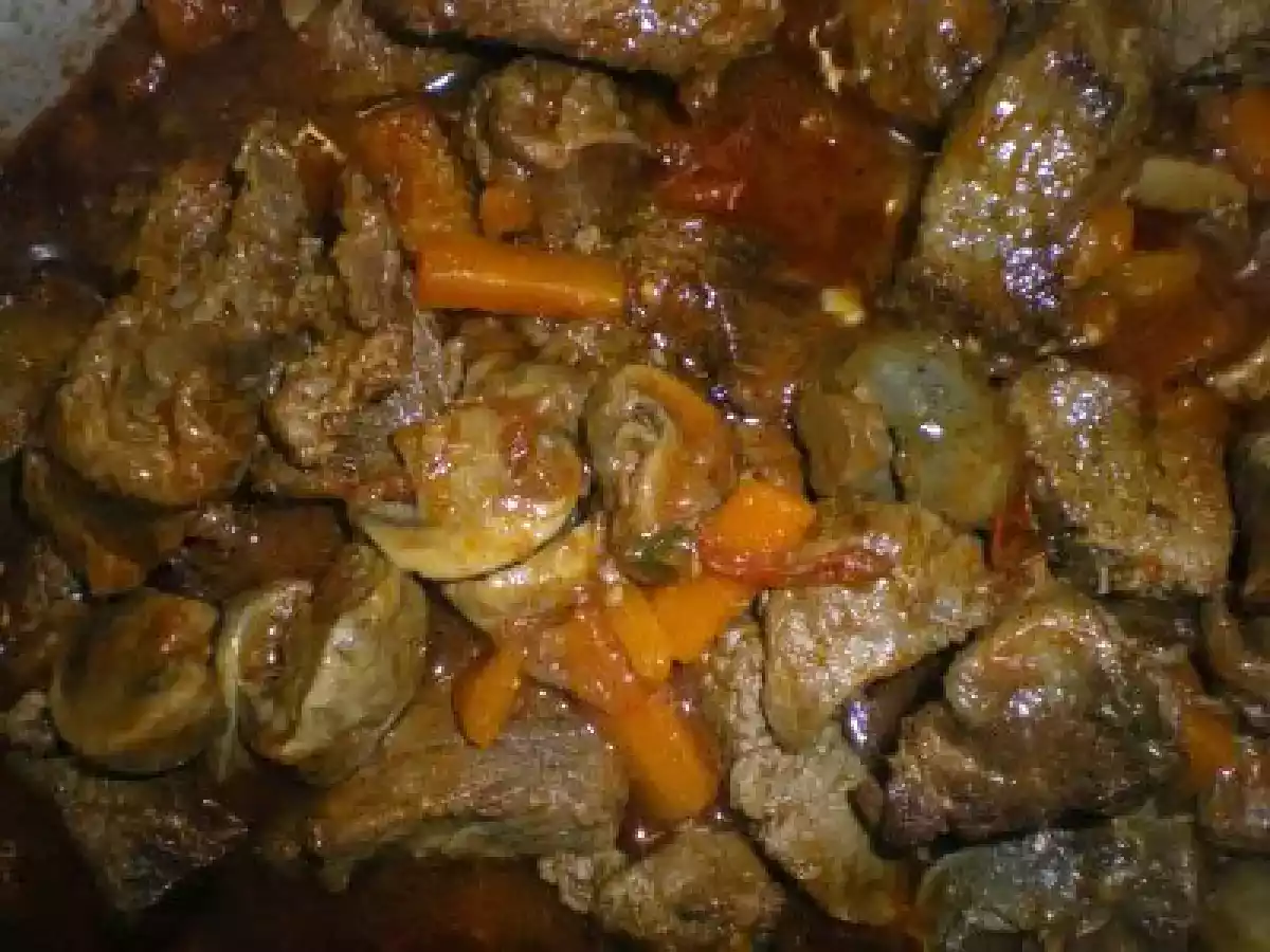 Carne vaca guisada com cenoura e cogumelos