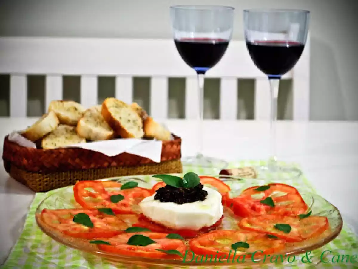 Carpaccio de Tomate Caqui com Burrata ao Pesto de Azeitonas Pretas