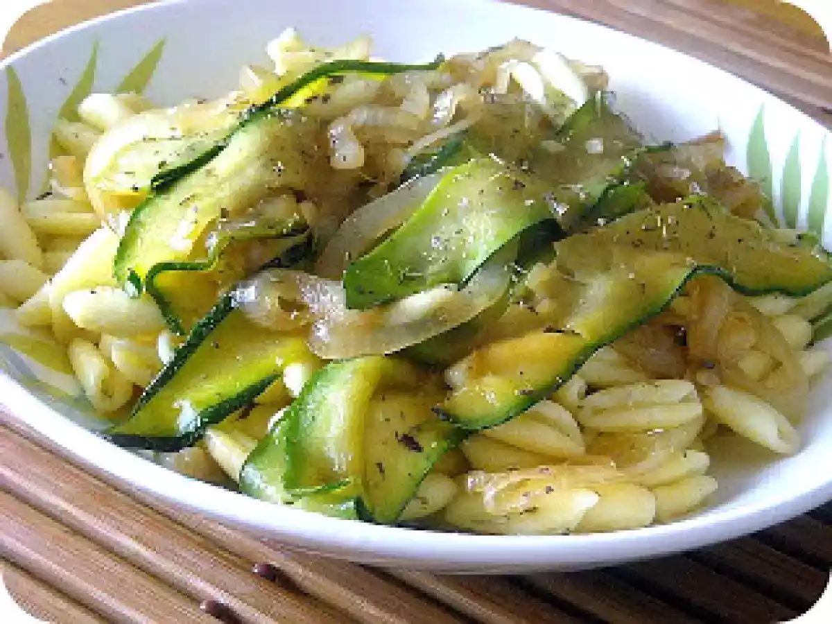 Cavatelli com cebolas caramelizadas e courgette
