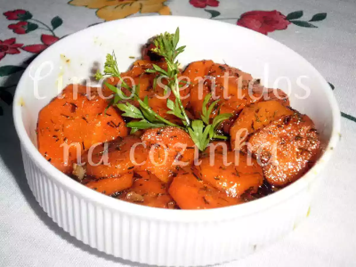 Cenouras salteadas com mel, gengibre e endro