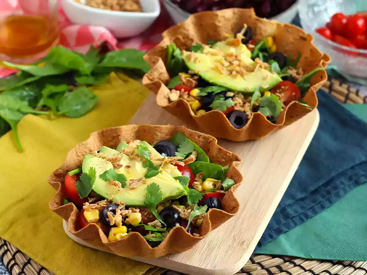 Cesta de tortilha com salada (Tortilla bowls)
