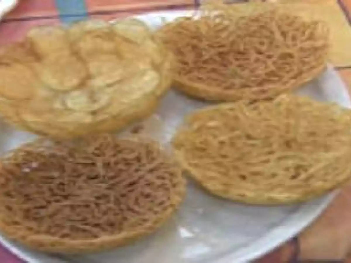 Cestas de macarrão e batatas
