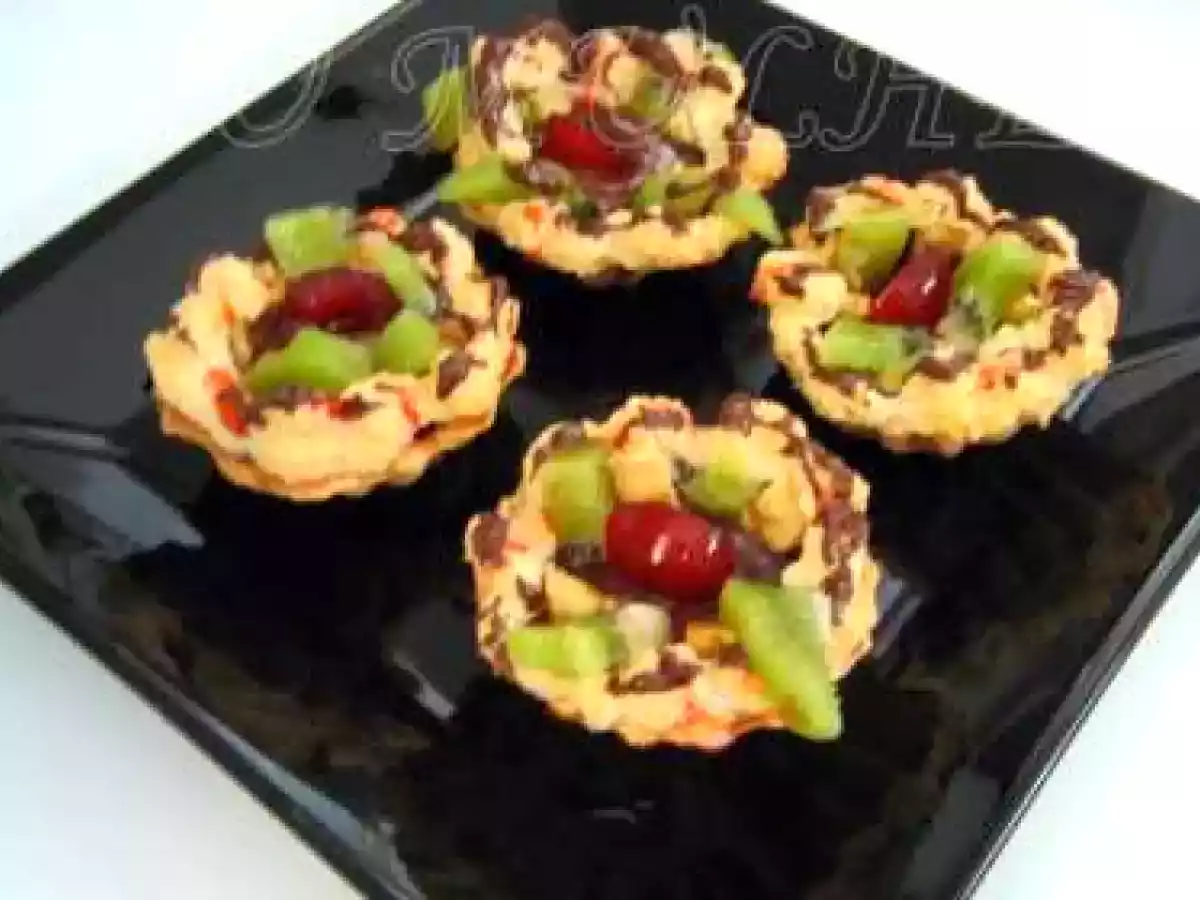 CESTINHAS RECHEADAS COM CHOCOLATE QUENTE, KIWI, BANANA E CEREJA.