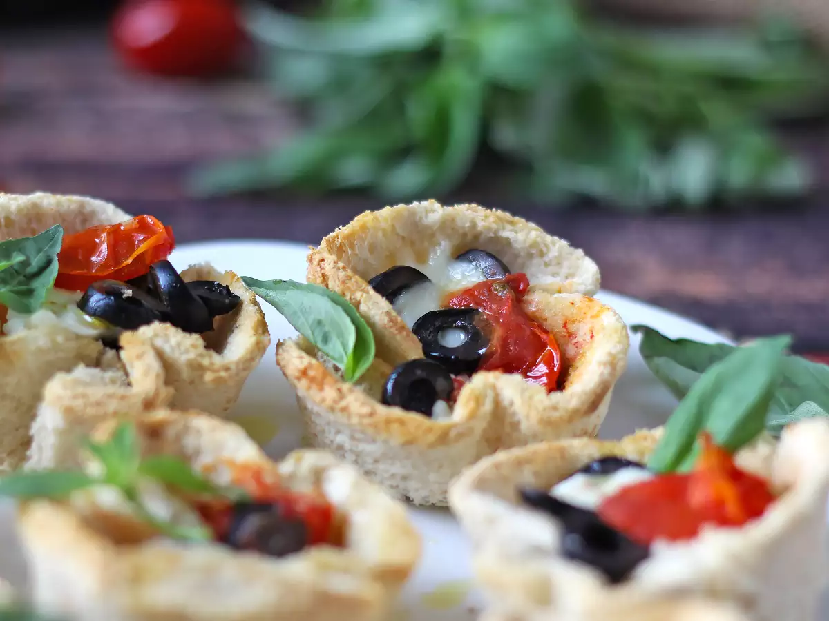 Cestinhas rústicas de pão recheadas com queijo, tomate e azeitona - foto 2