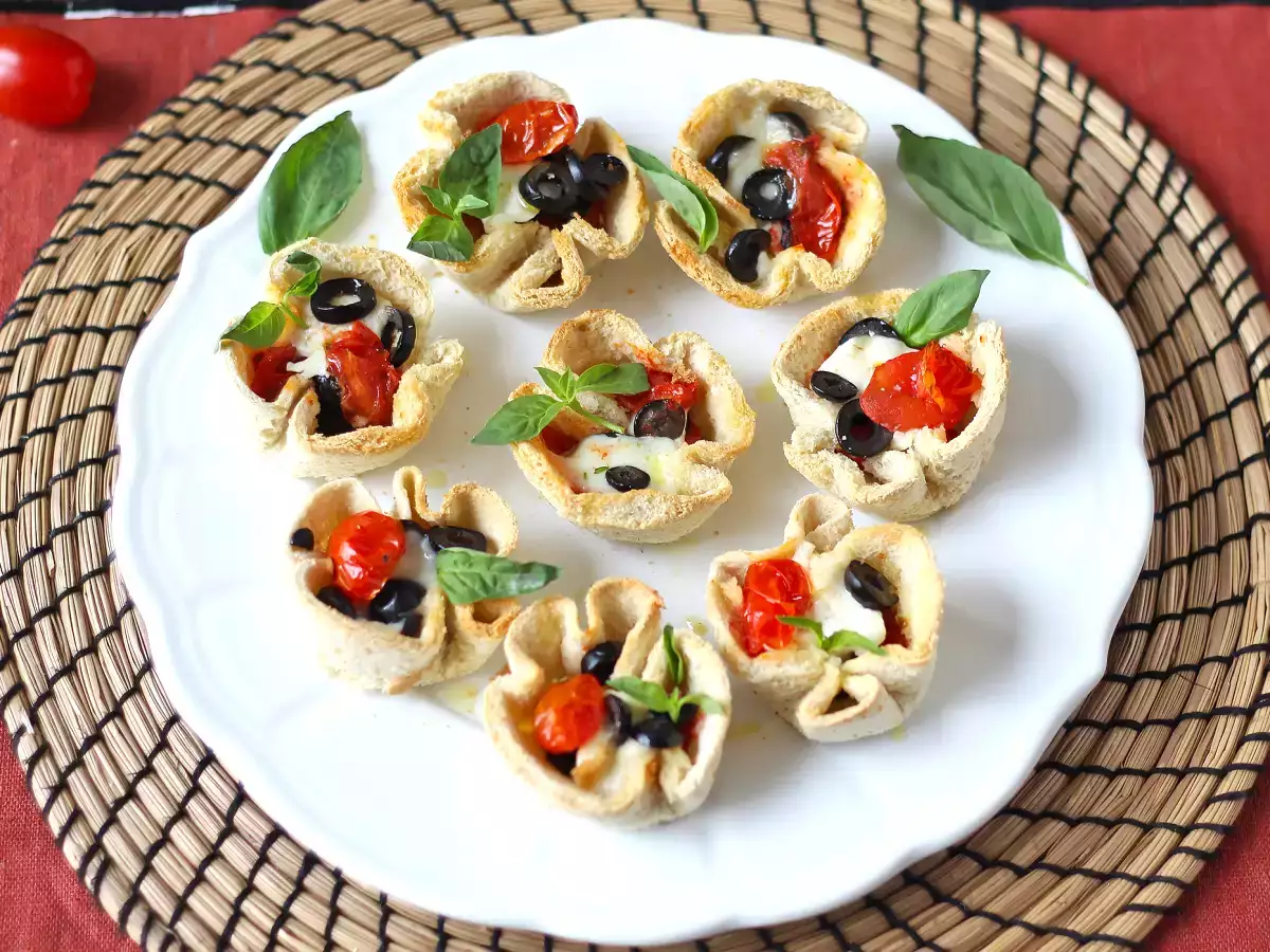 Cestinhas rústicas de pão recheadas com queijo, tomate e azeitona - foto 3