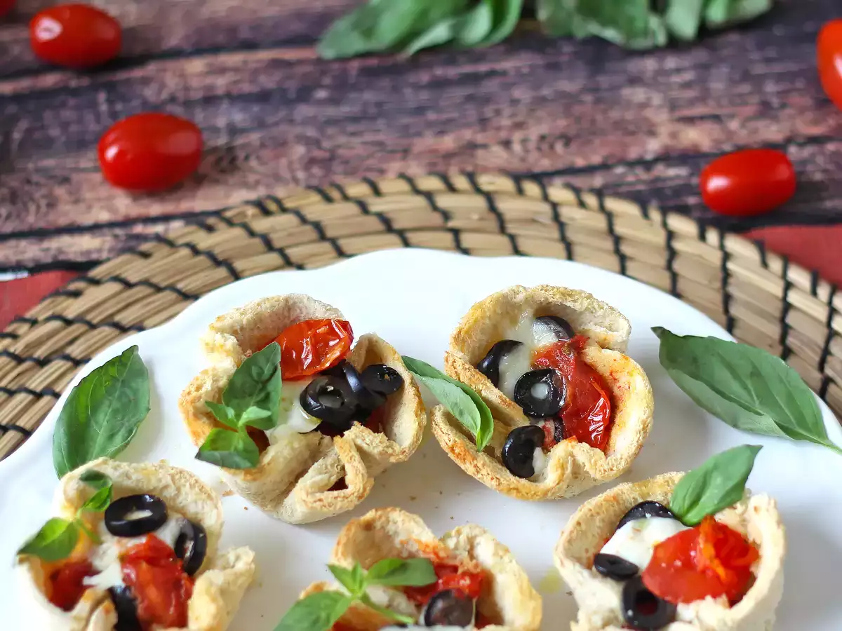 Cestinhas rústicas de pão recheadas com queijo, tomate e azeitona - foto 4