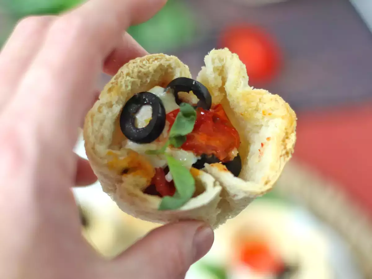 Cestinhas rústicas de pão recheadas com queijo, tomate e azeitona - foto 5